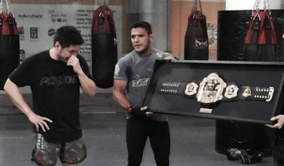 Rafael dos Anjos doa cinturão para presidente de evento rival ao UFC