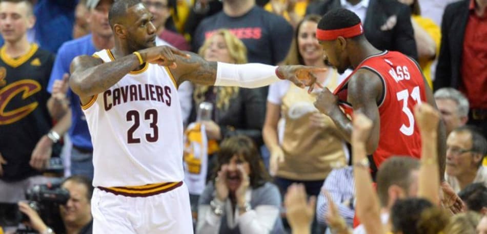 LeBron James faz triplo duplo e comanda vitória do Cavs sobre o Raptors