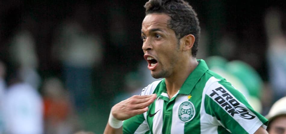 Rafinha pede alto salário, e Coritiba vê “negociação difícil” para repatriá-lo