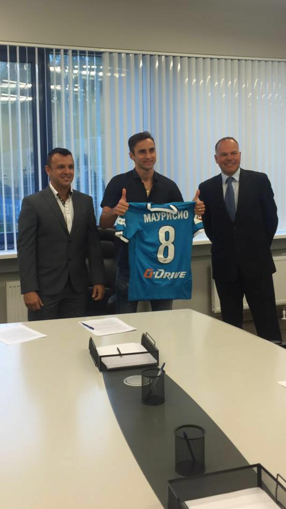 Em boa fase, meio-campo Mauricio renova com o Zenit por três anos