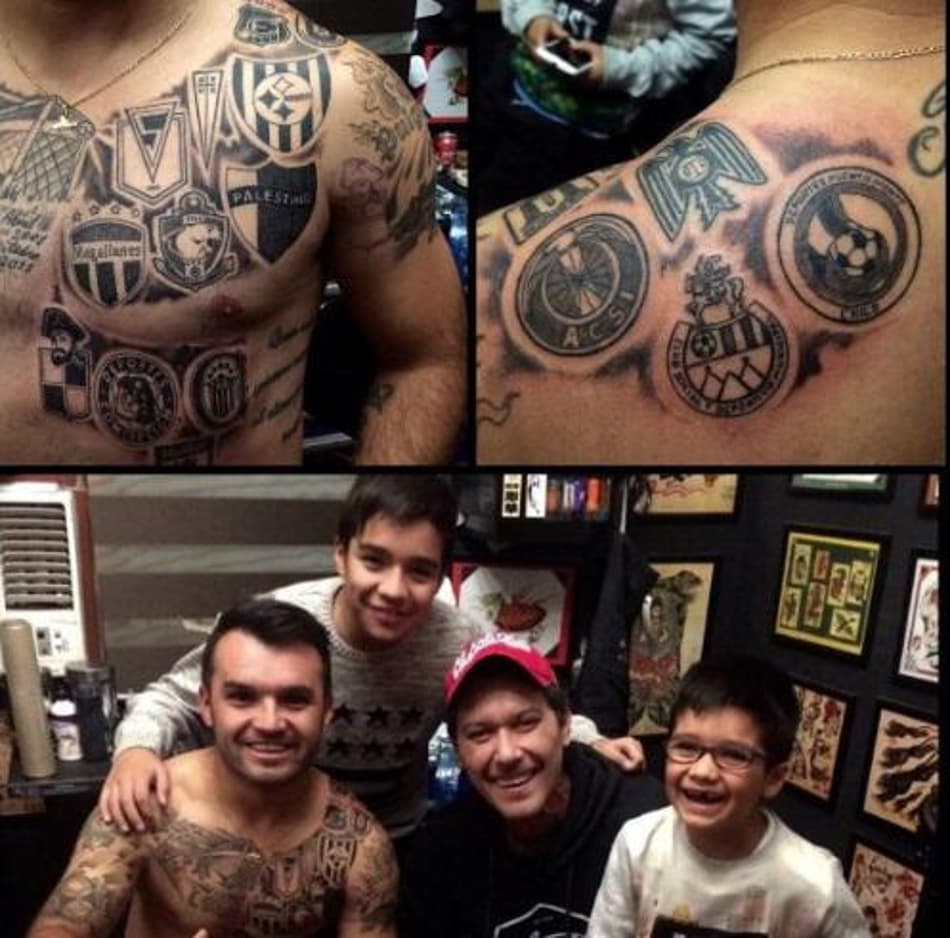 Na pele! Jogador chileno tatua escudos dos times por onde passou