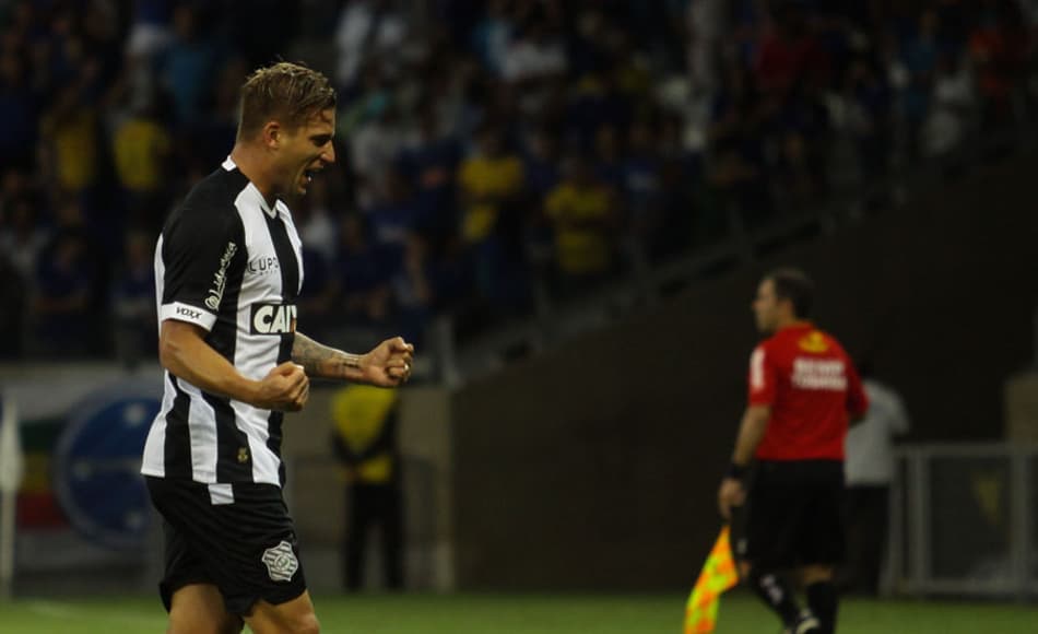 Cria do Galo, Rafael Moura alfineta o Cruzeiro após o gol: “só ganha vôlei”