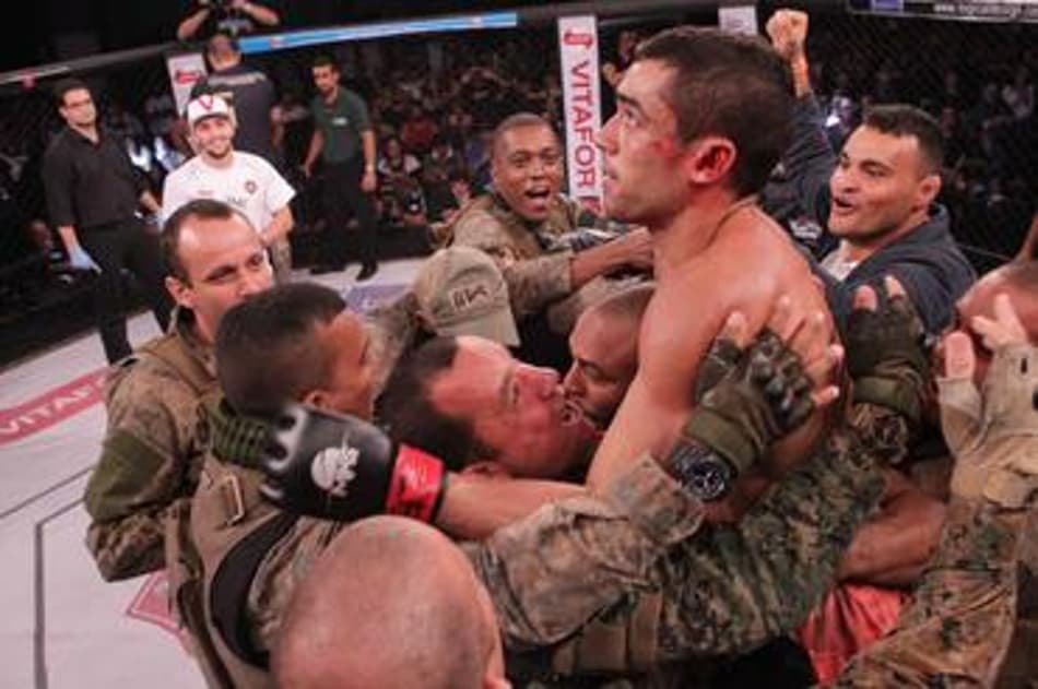 Soldado do BOPE finaliza e leva tropa à loucura no Shooto Brasil 63
