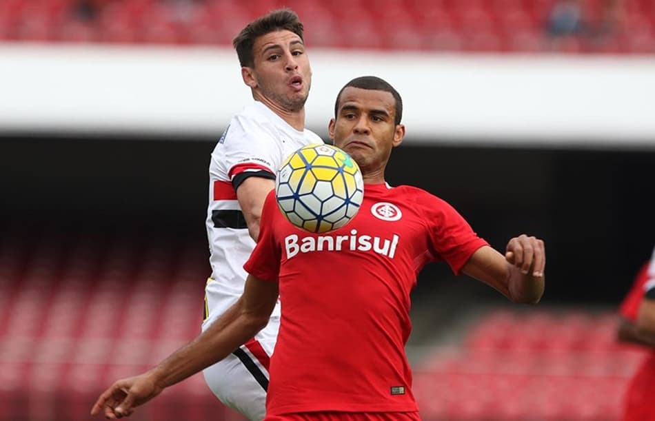 Enrando durante jogo contra o São Paulo pelo Brasileiro (Foto: Site Oficial do São Paulo.)