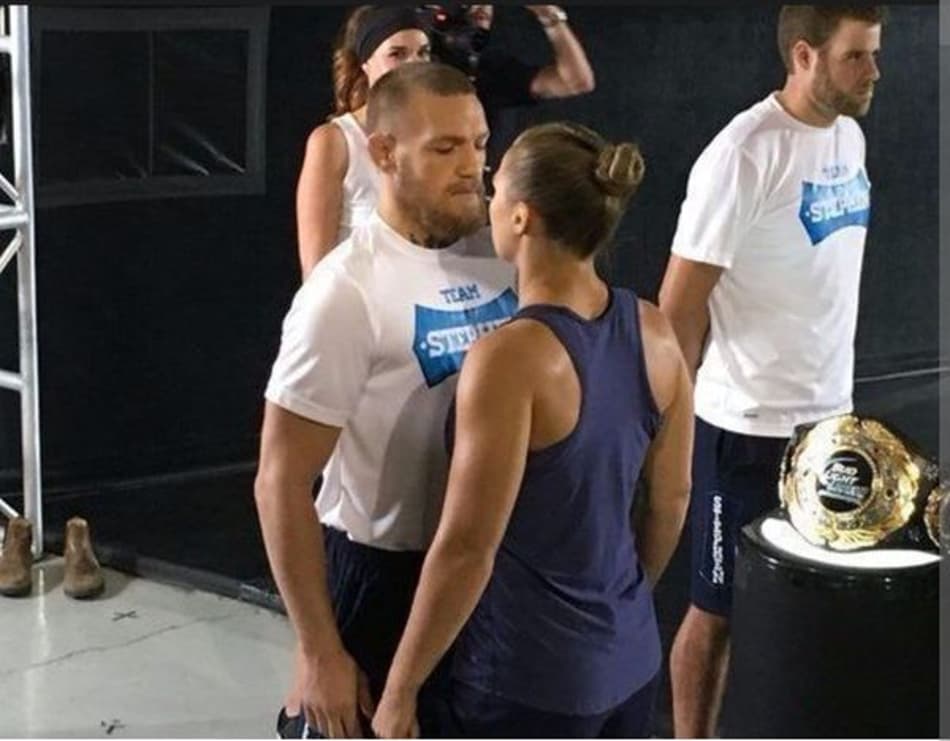 McGregor e Ronda fazem encarada misteriosa em imagem promocional