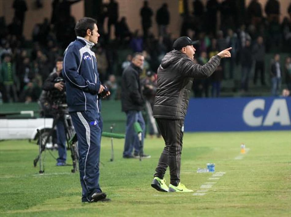 Torcida do Coritiba volta a protestar e pedir saída de Gilson Kleina