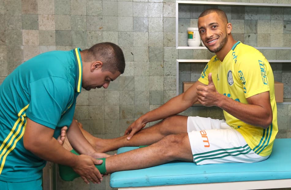 Vitor Hugo brinca e fala em ‘sentar a madeira’ em Calleri no Morumbi