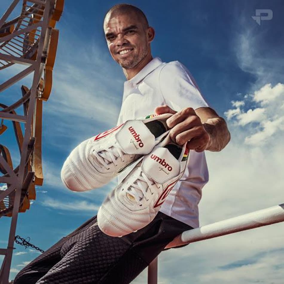 Umbro produz chuteira especial para Pepe