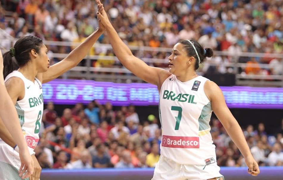 Iziane (à esquerda) e Palmira se cumprimentam (Foto: Divulgação/Fiba America)