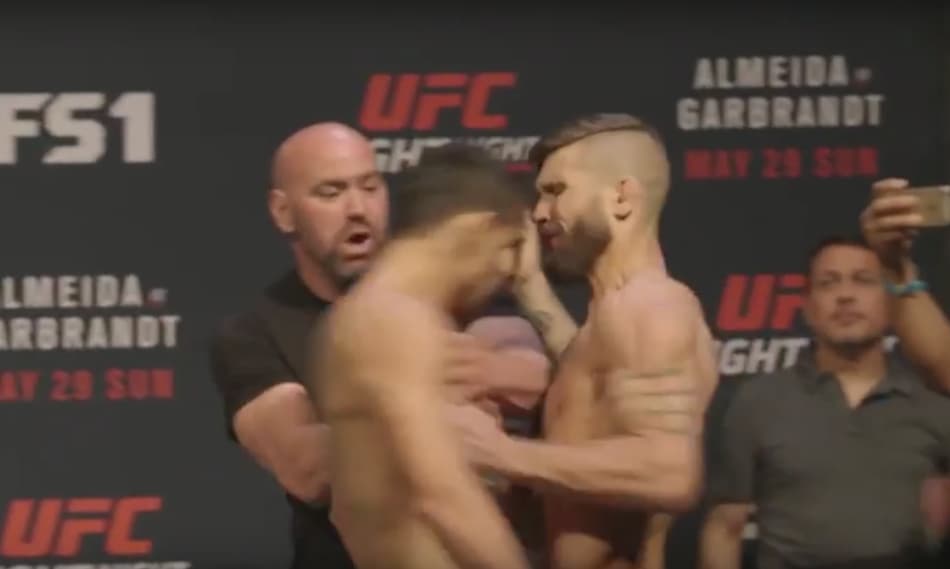Jeremy Stephens empurra Renan Barão em encarada pré-luta