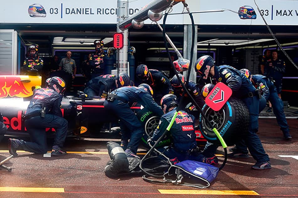 Red Bull pede desculpas a Ricciardo por erro nos boxes