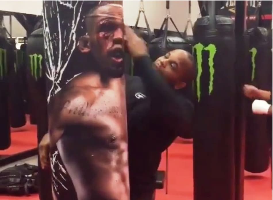 Daniel Cormier usa saco de pancada com rosto de Jon Jones; veja