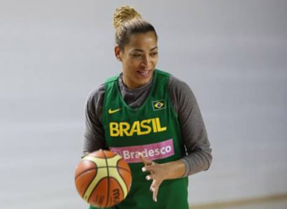 Pivô da Seleção Feminina de Basquete se apresenta nesta segunda