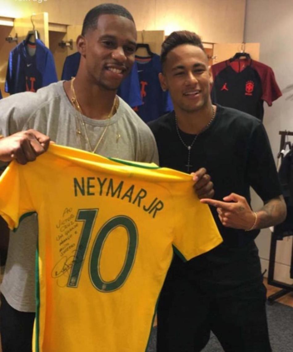 Em Nova Iorque, Neymar se encontra com jogador da NFL