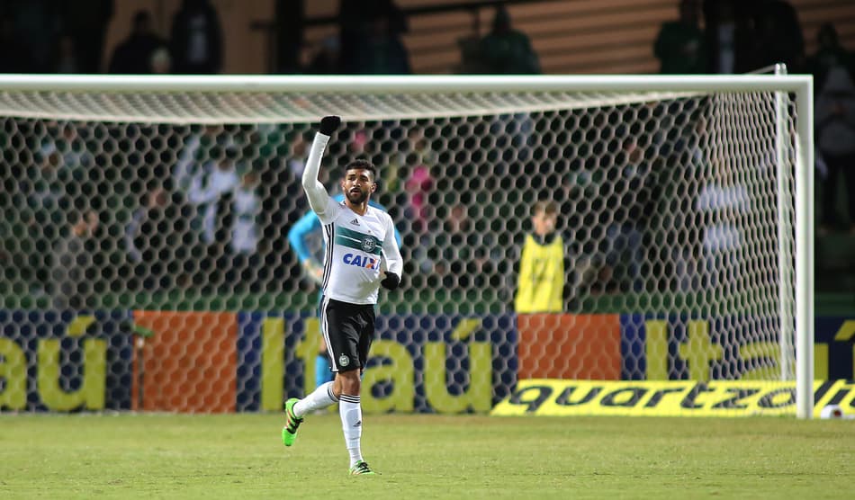 Modificado, Coritiba tenta espantar crise diante da Chapecoense