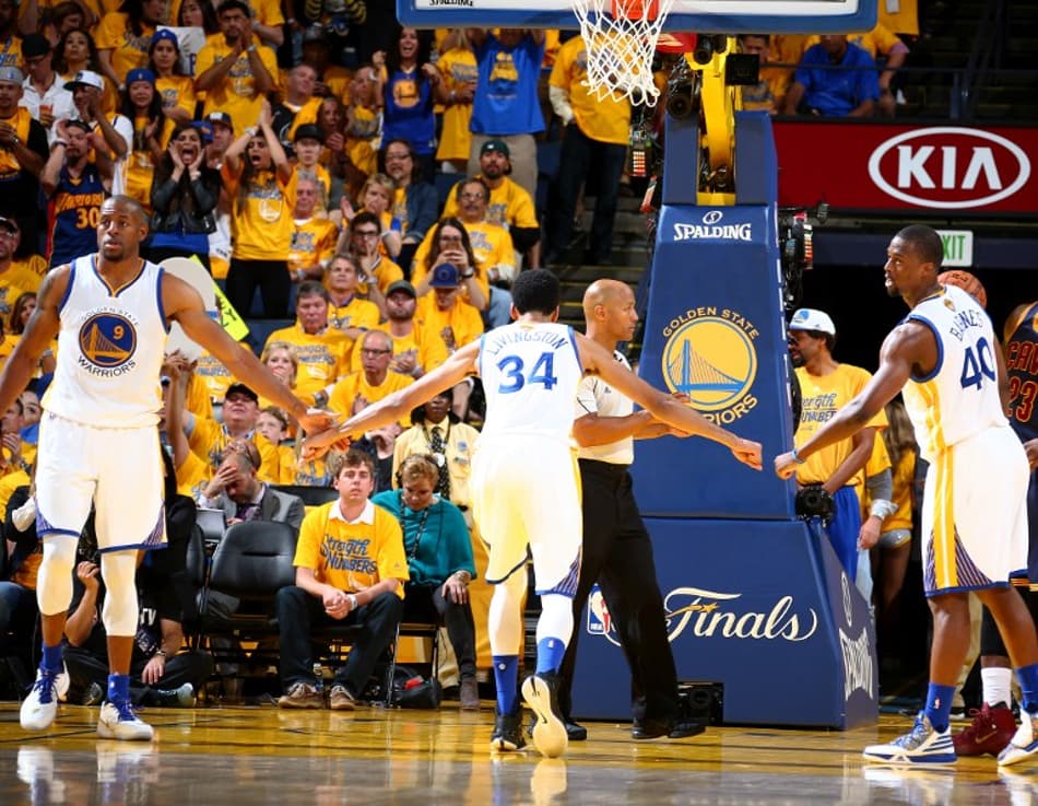 Reservas garantem vitória do Warriors na primeira partida da final