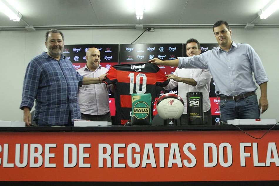 Flamengo tenta driblar crise financeira do país com patrocínios de curta duração