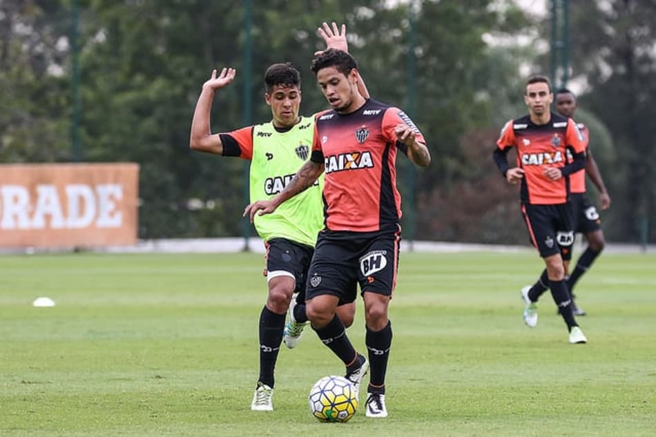 Carlos Eduardo volta do DM, mas não tem titularidade confirmada no Galo