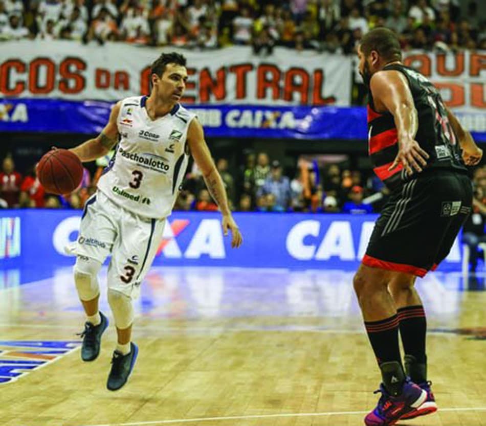 Com confusão e ‘atropelo’, Bauru vence o Fla e empata decisão do NBB