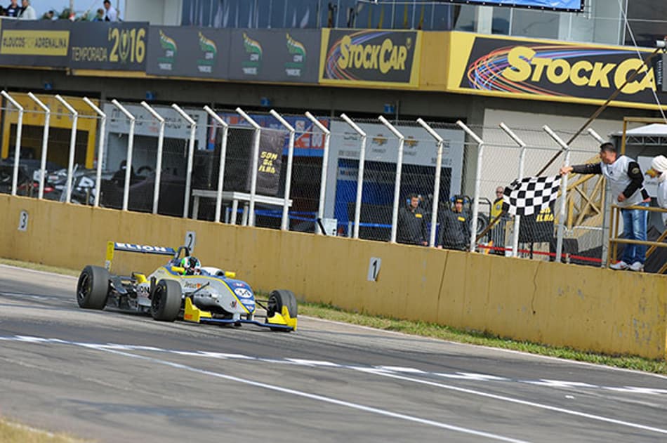F-3 Brasil: Matheus Iorio vence e assume liderança do campeonato