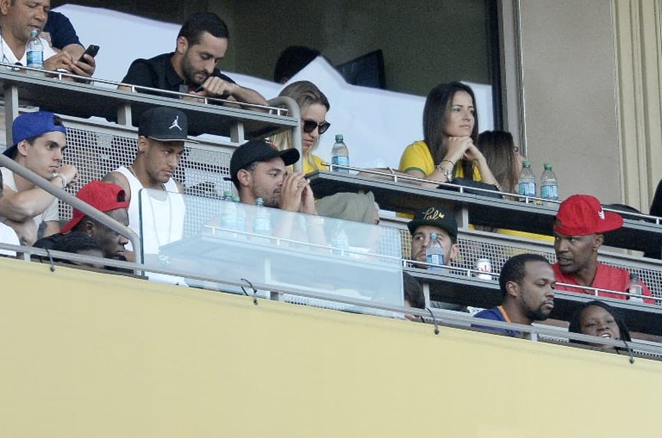 Imprensa local aponta lance polêmico e Neymar se destaca fora de campo