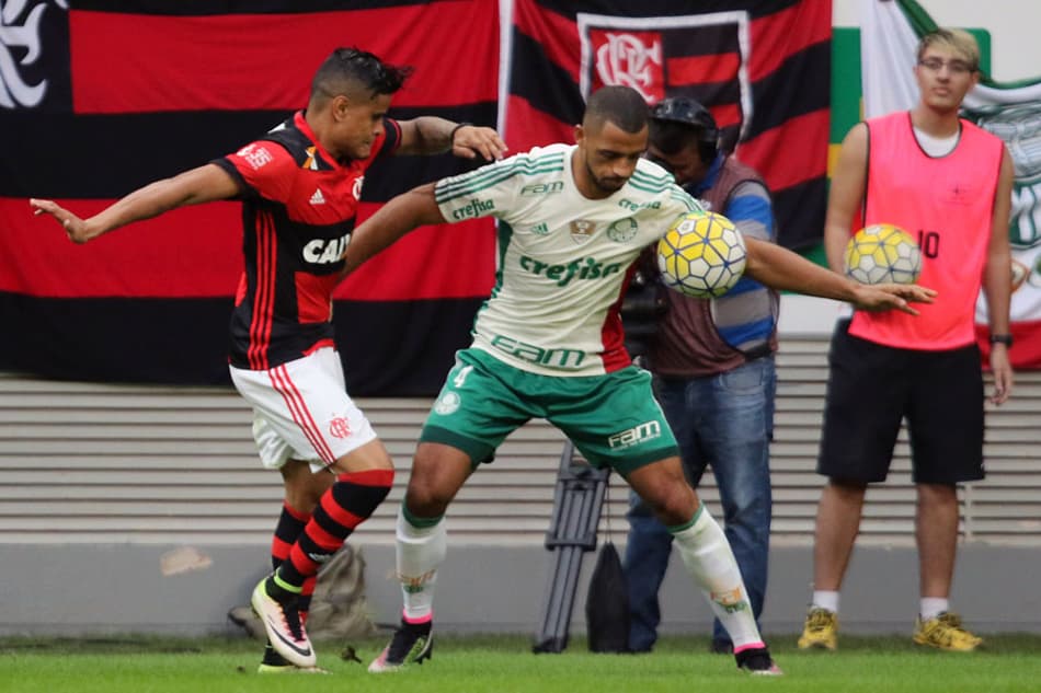Vitor Hugo leva o terceiro amarelo e desfalca o Palmeiras no clássico