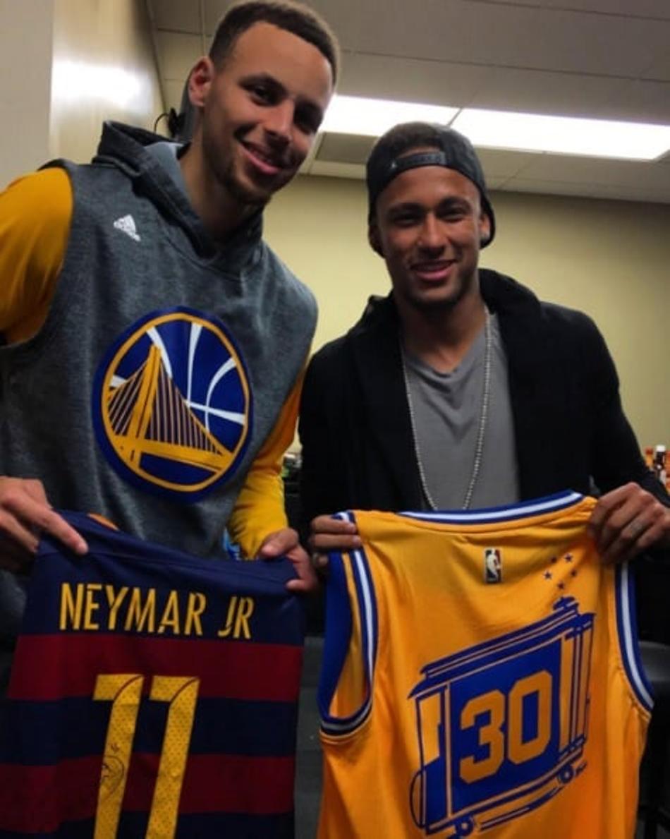 Neymar assiste vitória de Golden State e troca camisas com Curry