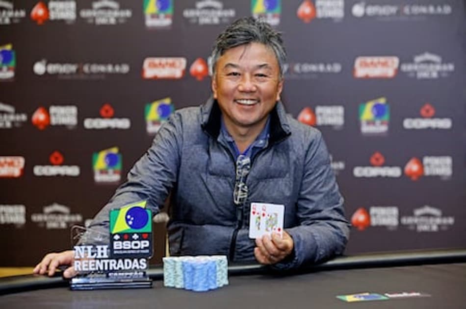 Mario Nagayama mostra par de damas da mão que lhe deu o título em Punta
