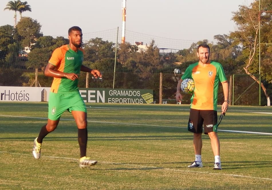 Gilson não jogará o clássico contra o Cruzeiro