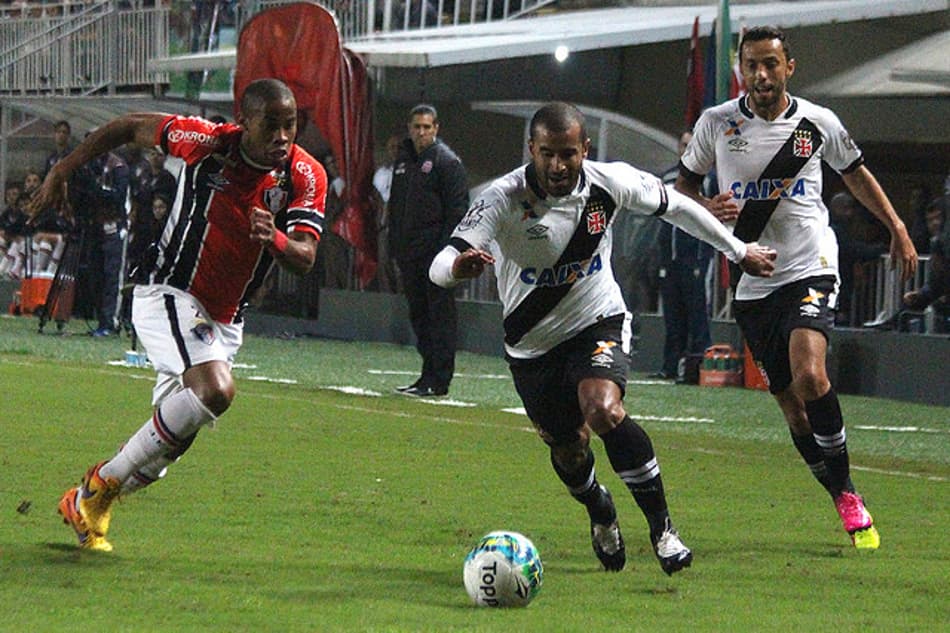 Após perder primeira, Julio Cesar ressalta objetivo do Vasco: 'Título'