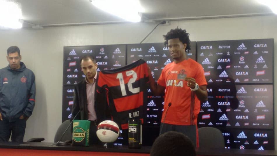 Rafael Vaz é apresentado no Fla: 'Feliz por chegar em um time grande'