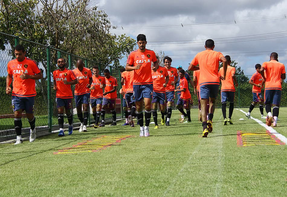 Oswaldo define time titular do Sport para jogo contra o Coritiba
