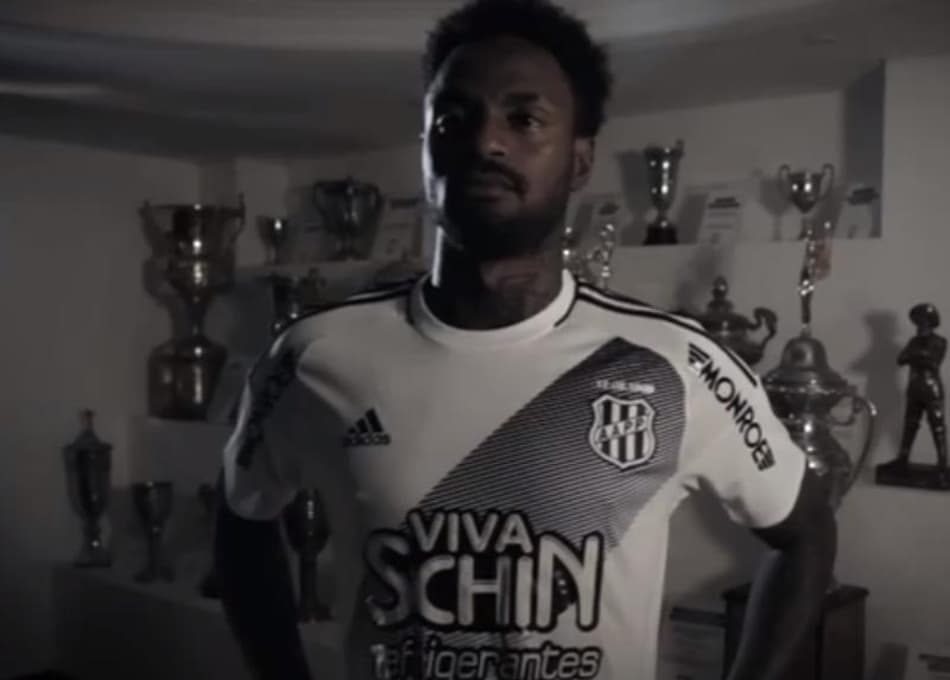 Ponte Preta divulga imagens da nova camisa
