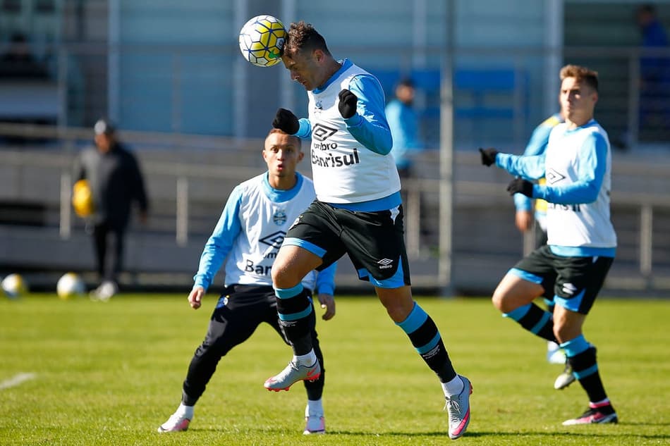 Roger define Bobô para a vaga do suspenso Luan contra o Fluminense