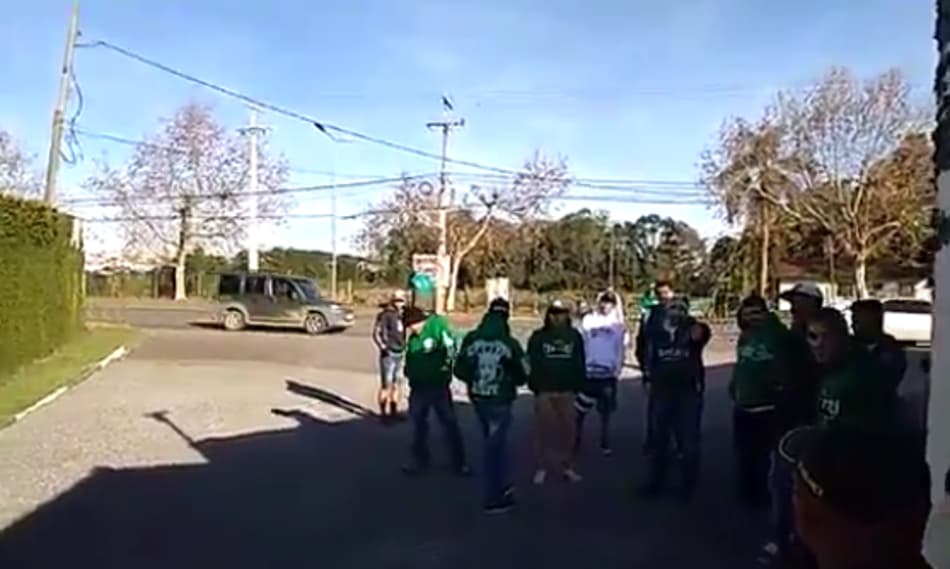 Torcedores do Coritiba entram no CT para cobrar jogadores e diretoria