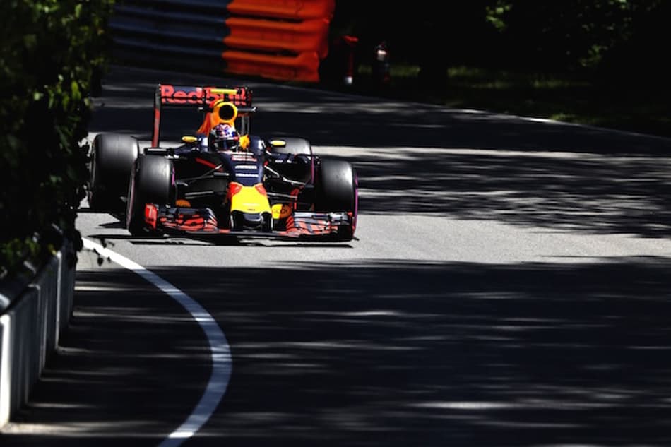 Verstappen toma reprimenda por atrapalhar Bottas