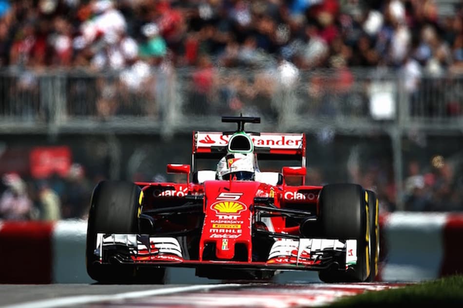 Sebastian Vettel termina sexta-feira próximo do líder