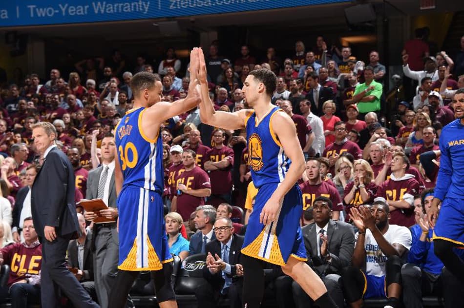 Warriors vence Cavaliers em Ohio e está a um triunfo do bicampeonato