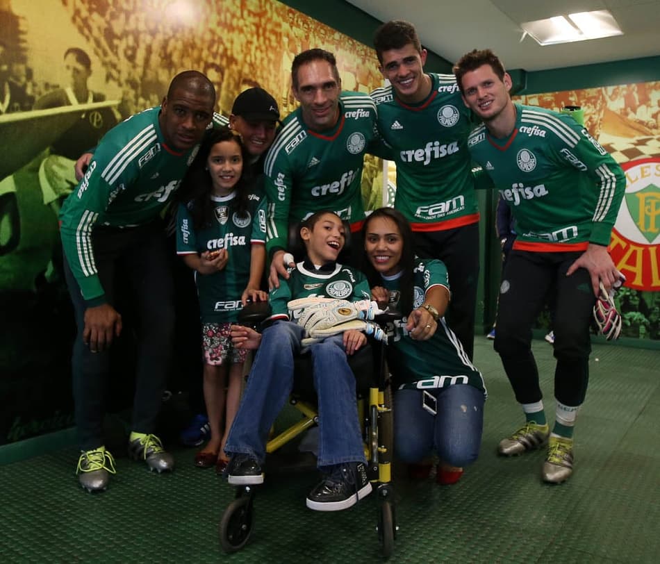 Garoto vítima do gás de pimenta em Brasília visita elenco do Palmeiras