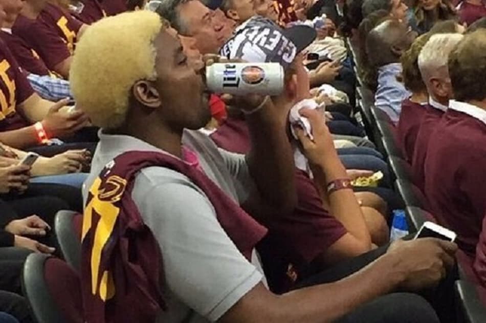 Campeão pelo Los Angeles Lakers, Andrew Bynum reaparece em jogo das finais da NBA