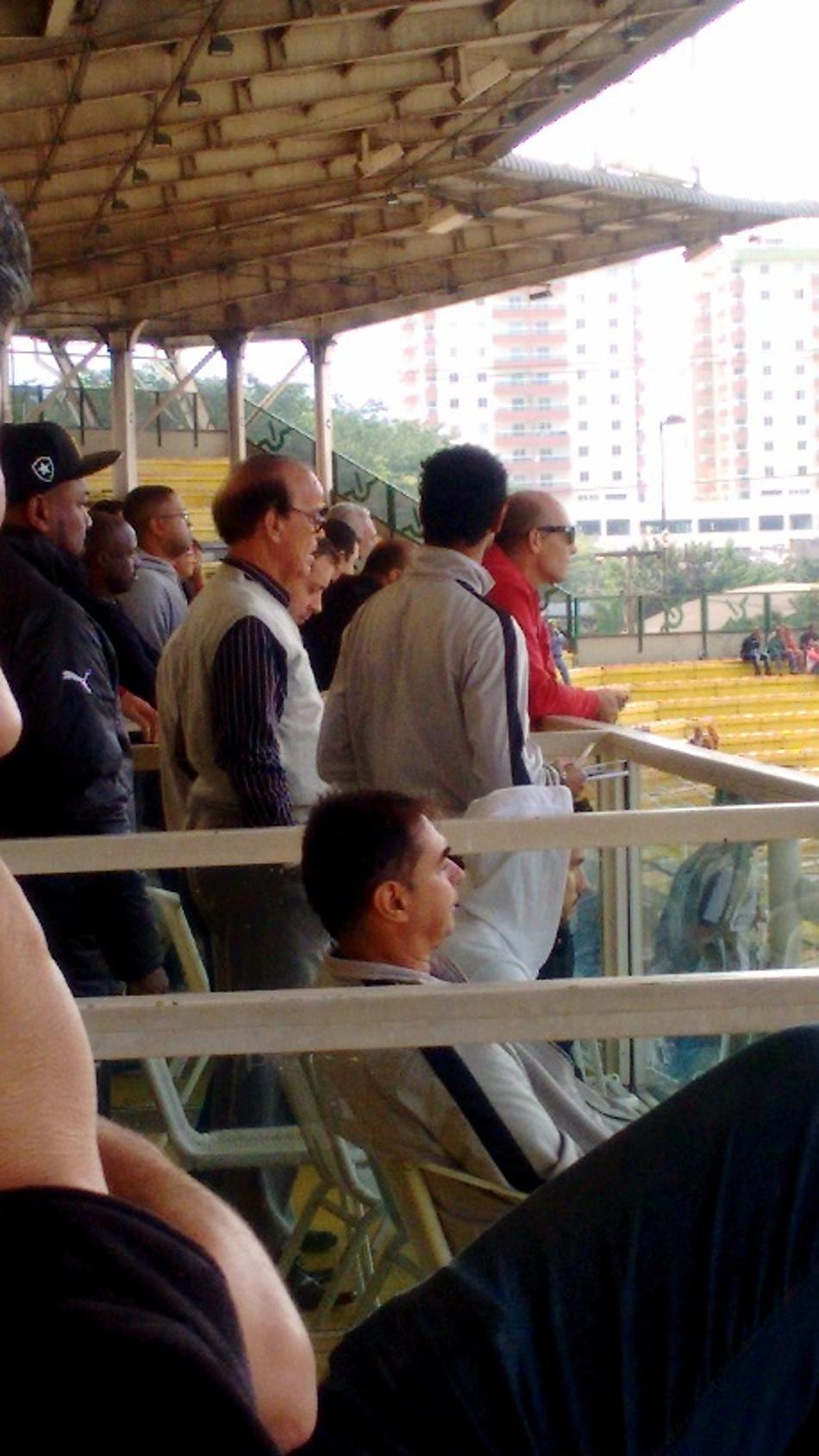 Ao lado de reforço, Lopes relembra tempos de treinador, 'rege' Botafogo, mas torcida cobra