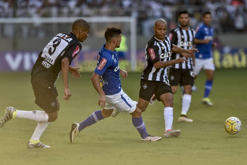Arrascaeta brilha em estreia de Fred e Cruzeiro vence o Atlético no Horto