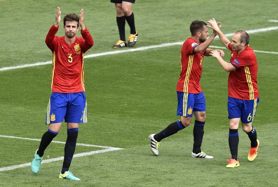 Espanha sofre, mas zagueiro garante vitória contra a República Tcheca