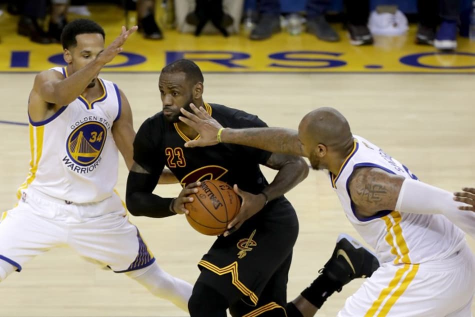 Irving e LeBron brilham, e Cavs evita título do Warriors na NBA