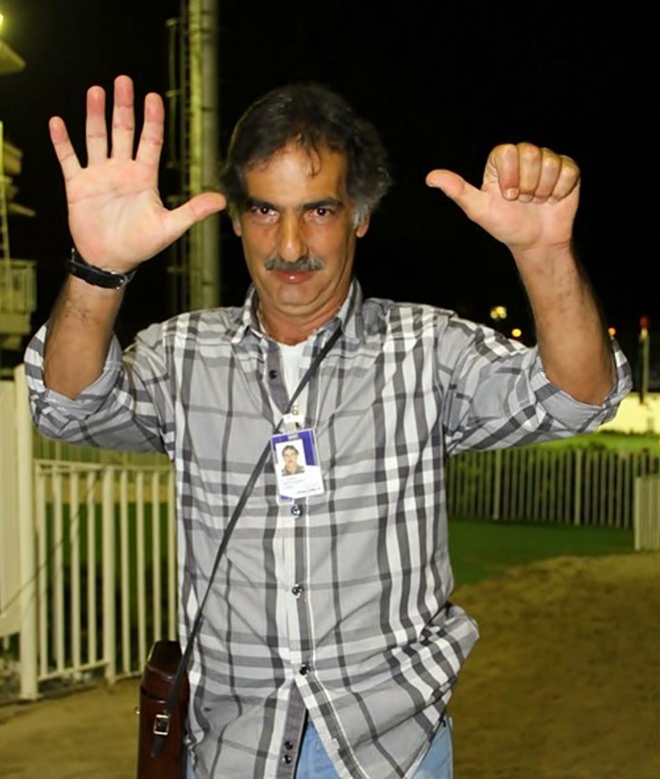 Neném rouba a cena na principal semana do turfe