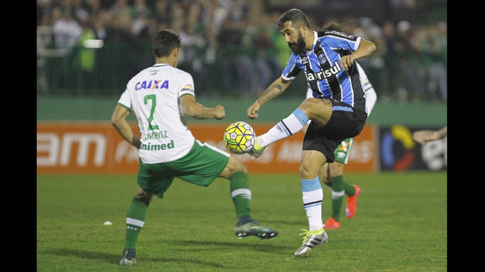 ‘Lei do ex’ dupla e gols de sobra: Chapecoense e Grêmio empatam