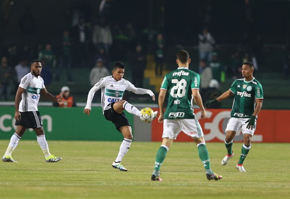 Palmeiras usa lateral como jogada ensaiada, e Moisés vira o 'cobrador'