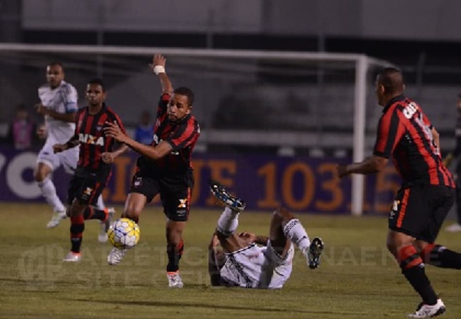 Por falhas bobas, Atlético-PR lamenta gols sofridos em revés diante da Ponte