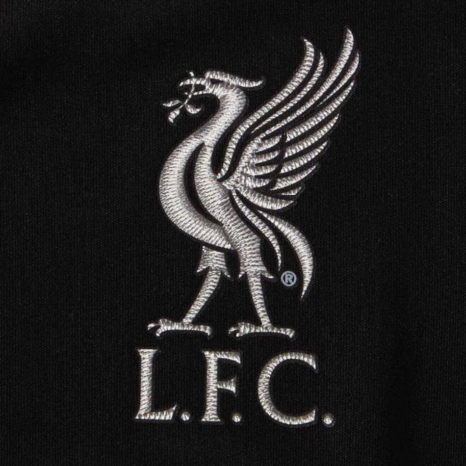 Liverpool divulga imagens do seu uniforme reserva