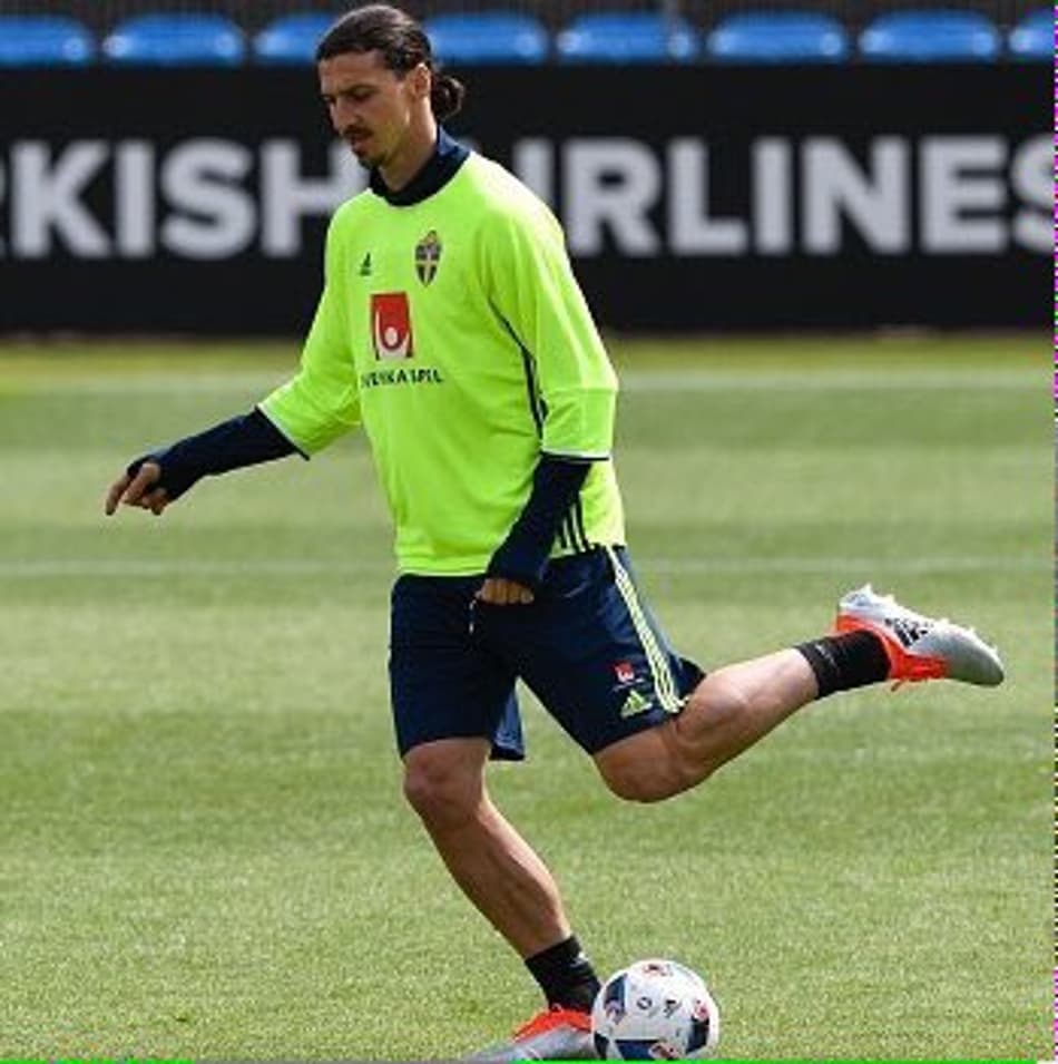 Virou a casaca? Ibra deixa Nike e aparece com chuteiras da Adidas